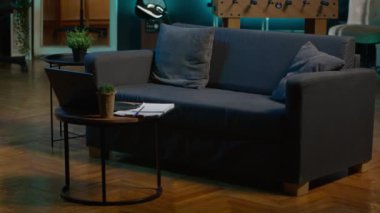 Rahat bir kanepesi ve oturma odasında akıllı televizyonu olan lüks bir apartman dairesi dekorasyonlu ve neon ışıklı modern bir yer. Kahve masası ve ev sinema sistemi olan bir stüdyo..