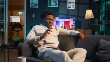 Antrenörüyle yaptığı sanal görüşmede gülümseyen uzaktan kumandalı bir erkek, online araçların ve internet bağlantılarının etkinliğini gösteriyor. Yeni iş için eğitime başlayan kişi. Kamera B.