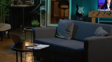 Genç bir yetişkin için modern dekorasyonlar ve ekipmanlarla dolu boş çağdaş stüdyo daire, öncü neon ışıklarla süslenmiş minimalist alan. Ev sinema sistemi olan rahat bir çatı katı..