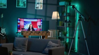 Genç bir adam için havalı dekorasyonları ve ekipmanları olan boş stil bir stüdyo daire. Minimalist alan, öncü neon ışıklarla süslenmiş. Ev sinema sistemi olan rahat bir çatı katı..