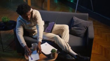 Kanepede oturup analitik araştırma kağıtları okuyan, evde dizüstü bilgisayarla birden fazla iş yapan sıradan biri. Adam profesyonel ya da kişisel gelişim konularına dalıyor, bağımsız olarak. Kamera B.