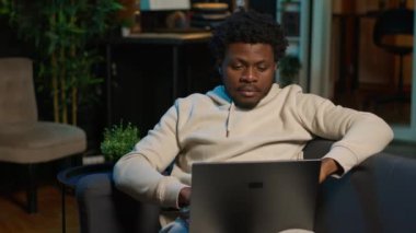 Evde çalışan serbest yazar internette araştırma yapmaya ve sörf yapmaya, tele-iş için bir dizüstü bilgisayar kullanmaya ve dijital dünyaya bağlı kalmaya odaklandı. Kanepesindeki sosyal medyayı inceliyorum. Kamera A.