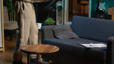 Afrika kökenli Amerikalı erkek serbest yazar, çatı katındaki yaratıcı projelerini yönetiyor. Konseri için yeni bir roman ya da senaryo üzerinde çalışıyor. Yazmaya, yaratıcılığa ve tele-çalışmaya odaklanan bir adam. Kamera A.