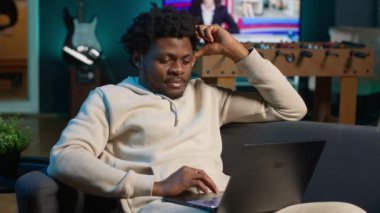 Ana ofis kullanıcısı etkin bir çevrimiçi kurs için güçlü bir dijital bağlantı sürdürerek, uzak atölye için bir telekonferansa aktif olarak katılıyor. Sanal arama bağlantısına katılan adam. Kamera A.