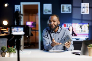 İçerik yaratıcısı, kamera sistemi V monte pil bakımının nasıl yapılacağını öğretiyor. Seyircilere taşınabilir lityum biriktiricisini sorunsuz çalıştırmak için kılavuz sağlayan adam