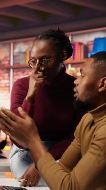 Dikey video ekip çalışması mühendisleri beyin fırtınası yapıyor, makine öğrenme teknolojisiyle çalışarak yapay zekayı geliştiriyor. Yapay zeka girişimi çalışanları verileri öngörücü modellere, kamera B 'ye dönüştürüyor