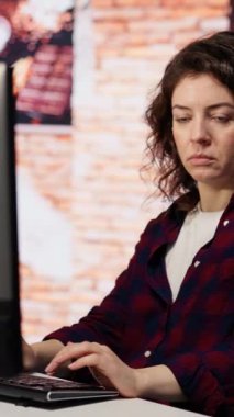 Vertical video AI girişim şirketi geliştirici geliştirme yazılımı hata oluşumunu en aza indirmek ve darboğazları tanımlamak için. Ofisteki kadın hataları azaltmak için programlama dilinde kod yazıyor