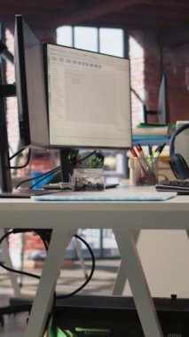 Dikey video Boş Yapay Zeka Ajansı 'nın çalışma alanı özel yazılım geliştirme hizmetleri sağlıyor. Başlangıç ofisindeki bilgisayarda çalışan makine öğrenme teknolojisi kodlama sürecini düzene sokar, görüntüyü düzeltir