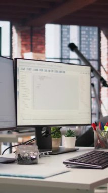 İşletmeler için ölçeklenebilir çözümler üreten programcılar tarafından kullanılacak bilgisayarlı dikey video boş başlangıç ofisi. AI endüstri başlangıç çalışma alanı kaldıraç makinası öğrenme teknolojisi