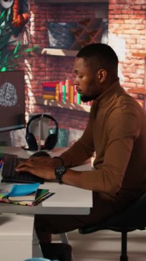 Vertical video Startup şirketi, uygulamaları düzelten, veritabanı ve sunucu yapılandırması ile ilgilenen arka uç geliştirici. Ofisteki adam performansı artırmak için yazılımı optimize ediyor ve...