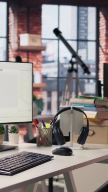 Dikey video Gelişmiş Yapay Zeka algoritmaları bilgisayar monitörlerinde çalışan boş başlangıç çalışma alanı, makine öğrenme modelleri. Silikon Vadisi ofisindeki bilgisayar ekranlarındaki kodlama platformu, soldaki kamyon