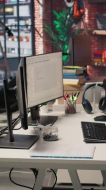 Dikey video Boş Yapay Zeka Teknoloji Bürosu özel yazılım geliştirme hizmetleri sunuyor. Başlangıç ofisinde kodlama sürecini düzene sokmak için makine öğrenimi kullanan teknoloji girişimi çalışma alanı