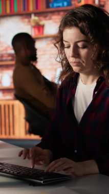 Yapay Zeka Teknoloji Ajansı 'nda çalışan ve özel yazılım geliştirme hizmeti veren mutlu bir kadının dikey video portresi. Başlangıçta kodlama sürecini düzene sokmak için makine öğrenmesi kullanan Jolly IT çalışanı