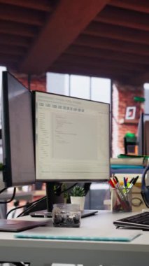 Dikey video Boş Yapay Zeka Ajansı 'nın çalışma alanı özel yazılım geliştirme hizmetleri sağlıyor. Başlangıç ofisindeki bilgisayarda çalışan makine öğrenme teknolojisi kodlama sürecini ve el kamerasını düzene sokacak