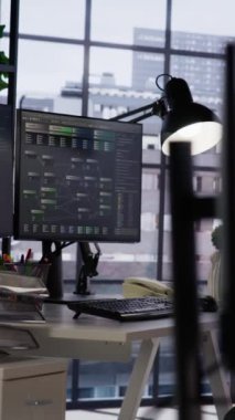 Algoritmaları tasarlamak ve uygulamak için kullanılan başlangıç ofisindeki dikey video bilgisayarı. Bilgisayarlı teknoloji tekboynuzlu at atölyesi hataları düzeltmek ve kapatmak için kod incelemeleri yapmak için kullanılıyor.