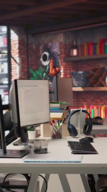 Farklı yazılım dillerinde PC hata ayıklama uygulamaları üzerinde çalışan programla birlikte dikey video boş başlangıç ofisi. İşyerindeki bilgisayarlarda kod testi ve kalite güvencesi yapılır, çekimde doli yapılır