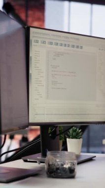 Dikey video Gelişmiş Yapay Zeka algoritmaları bilgisayar monitörlerinde çalışan boş başlangıç çalışma alanı, makine öğrenme modelleri. Silikon Vadisi ofisindeki bilgisayar ekranlarındaki kodlama platformu, yakın çekim