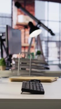 İşletmeler için ölçeklenebilir çözümler üreten programcılar tarafından kullanılacak bilgisayarlı dikey video boş başlangıç ofisi. AI endüstri başlangıç çalışma alanı kaldıraç makinası öğrenme teknolojisi