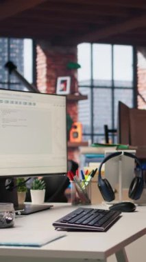 Başlangıçtaki ofis masasında programcılar tarafından yazılan programlama dillerini gösteren dikey video ekranı. Kod testi ve kalite güvencesi için kullanılan şirket çalışma alanındaki bilgisayarın görüntüsü