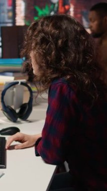 Vertical video Startup yöneticisi, hisse senetlerinin yükseldiğini gösteren canlı piyasa güncellemelerini izleyerek başarılı halka arz etmekten memnun. Girişim ekibi lideri halka açık bir şirket olduktan sonra mutlu oldu ve iyi haberler verdi.