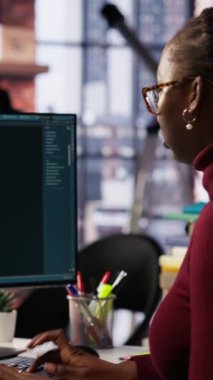 Başlangıç ofisinde, kodlama projesinde yardım almak için büyük dil modeli kullanan dikey video bilişim teknisyeni. IT uzmanı yazılım geliştirme şirketinde AI LLM sohbet robotu ile etkileşimde.