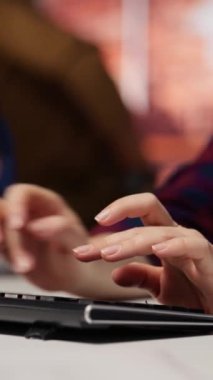 Hata düzeltme, potansiyel performans ve şirket yazılımıyla ilgili teknik sorunları saptamak için ayrıntılı kod incelemesi yapan dikey video başlatma mühendisi. IT çalışanı hata ayıklama ve kodu optimize etme