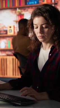 Başlangıçta gelişmiş yapay zeka algoritmasını kodlayan, otomasyonu geliştirmek için makine öğrenme modellerinin dikey video portresi. Silikon Vadisi 'nde kodlama platformu kullanan neşeli bir kadın.