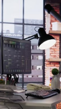 Başlangıçtaki ofis masasında programcılar tarafından yazılan programlama dillerini gösteren dikey video ekranı. Kod testi ve kalite güvencesi için kullanılan şirket çalışma alanındaki bilgisayarın görüntüsü