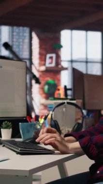 Bilgisayar monitörlerinde şirketin güvenlik açığını arayan dikey video başlatma siber güvenlik uzmanı. Yazılım geliştirme ajansı programcısı PC, kamera A 'ya güçlendirilmiş kod yüklüyor