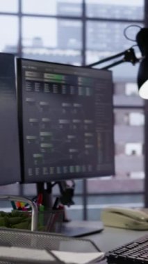 Uygulamaları inşa etmek için kullanılan programlama dillerini gösteren yenilikçi başlangıç ofisindeki dikey video ekranları. Bilgisayarlardaki ve el bilgisayarlarındaki kodları optimize etmek için kullanılan boş yazılım geliştirme ajansı