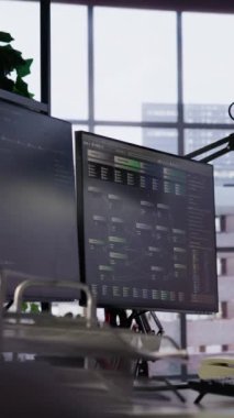 Farklı yazılım dillerinde PC hata ayıklama uygulamaları üzerinde çalışan programla birlikte dikey video boş başlangıç ofisi. İşyerindeki bilgisayarlarda kod testi ve kalite güvencesi yapılır, çekimde doli yapılır