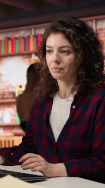 Uygulama geliştirmek için programlama dillerini kullanarak yenilikçi bir başlangıç ofisinde çalışan dikey video çalışanı. Yazılım geliştirme ajansı bilişim uzmanı kodu optimize ediyor, bilgisayar klavyesinde yazıyor