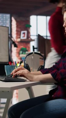 Hata düzeltme, potansiyel performans ve şirket yazılımıyla ilgili teknik sorunları saptamak için ayrıntılı kod incelemesi yapan dikey video başlatma mühendisi. IT çalışanı hata ayıklama ve kodu optimize etme