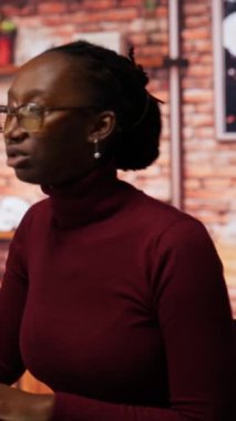 Başlangıçta yapay zeka algoritması kodlayan dikey video programcısı, otomasyonu ve veri güdümlü karar verme mekanizmasını geliştirmek için makine öğrenme modellerini rafine ediyor. Kodlama platformu kullanan kadın