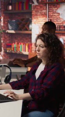 Şirket yazılımını test etmek ve darboğazları tanımlamak için meslektaşıyla işbirliği yapan dikey video başlatma programcısı. Mühendislerden oluşan bir ekip, programlama dilinde temiz ve verimli kod yazıyorlar.