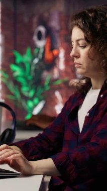 Uygulamalar oluşturmak için bilgisayardaki programlama dillerini kullanan dikey video Happy çalışanı. Neşeli bilişim uzmanı yazılım geliştirme ajansında kodlamak için bilgisayar kullanıyor, kamera B