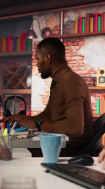 Hata oluşumunu en aza indirmek ve darboğazları tanımlamak için dikey video AI başlangıç programcısı deneme şirketi yazılımı. Hataları azaltmak için programlama dilinde temiz ve verimli kod yazan adam