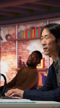 Şirket hisse değerlerinin düşmesiyle ilgili dikey video başlatma ekibi gelecekteki finansman sorunlarının sinyallerini veriyor. Girişim yönetimi bütçe kesintileri ve işten çıkarmalara yol açan mali düşüş yüzünden perişan durumda.