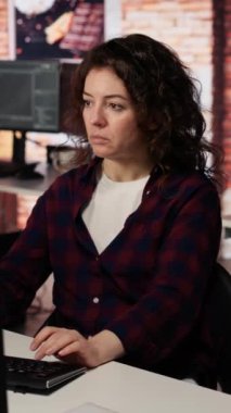 Vertical Video Yöneticisi yazılım geliştirme hizmetleri sağlayan teknoloji ajansındaki mühendis tarafından yapılan işleri denetliyor. Başlangıç ofisi yöneticisi yapay zeka kullanarak bilişim uzmanını kontrol ediyor