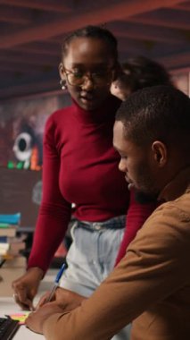 Dikey video ekibi başlangıç mühendisleri gelişmiş yapay zeka algoritmasını kodlarken yapışkan notlara mesaj yazıyorlar. Silikon Vadisi 'ndeki iş arkadaşları bilgisayar ekranına not bırakıyorlar