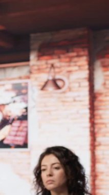 Dikey video şirketi personeli başlangıç ofisindeki masalarda oturup bilgisayarlara veri yüklüyorlar. Risk acentası odasına giren adam, iş vardiyası sırasında görev çözmede personel üyelerinin yanında dizüstü bilgisayar tutuyor.