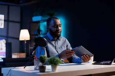 Afro-amerikan içerik yaratıcısı sponsordan alınan tableti analiz ediyor, online yayın kanalı için dürüst bir inceleme yapıyor. İnternet sunucusu dijital aygıt markasını gözden geçiriyor