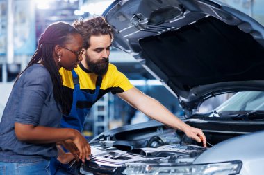 Tamirhanedeki tamirci yıllık araç kontrolü yapıyor ve müşterilere motor tamiri gerektiğini bildiriyor. Garaj çalışanı araba denetimini bitirdikten sonra müşteriyle konuşuyor.