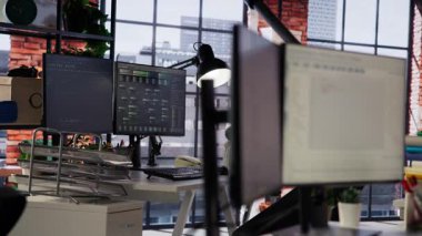 Başlangıç ofisindeki bilgisayar, makine öğrenmesini sağlayan algoritmaları tasarlamak ve uygulamak için kullanılır. Teknoloji tekboynuzlu atların çalışma alanı PC ile Hataları düzeltmek için kod incelemeleri yapmak için kullanılır
