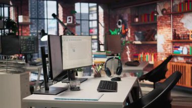 Boş IT başlangıç ofisinde bilgisayar uygulamaları inşa etmek için kullanılan programlama dillerini görüntülüyor. Yazılım geliştirme ajansındaki bilgisayar ekranı kod gösteriyor, sağ vuruşu taşıyor