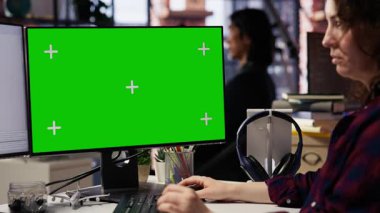 Yapay Zeka 'nın başlangıç ofisinde çalışan kadın bilgisayar kullanarak şirketler için ölçeklenebilir çözümler üretiyor. AI endüstri başlangıç teknisyeni kaldıraç makinası öğrenme teknolojisi yeşil ekran bilgisayarı, kamera B