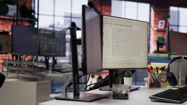 Boş başlangıç çalışma alanı, makine öğrenme modellerinde bilgisayar monitörlerinde çalışan gelişmiş yapay zeka algoritmaları. Silikon Vadisi ofisindeki bilgisayar ekranlarındaki kodlama platformu, yakın çekim