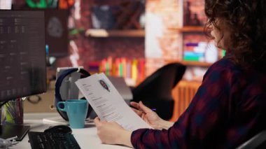 Teknoloji firması insan kaynakları çalışanı iş fırsatı için adayları analiz ediyor, yetenekleri belirlemek için özgeçmişleri gözden geçiriyor. Silikon Vadisi şirketi pozisyonu, B kamerası için kadın taraması