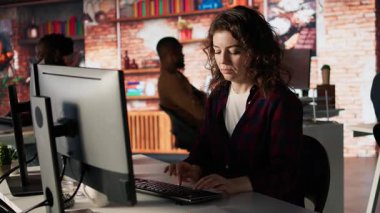 Yapay Zeka Teknoloji Ajansı 'nda çalışan mutlu bir kadının portresi. Özel yazılım geliştirme hizmeti sunuyor. Başlangıç ofisinde kodlama sürecini düzene sokmak için makine öğrenimi kullanan Jolly IT çalışanı, kamera A