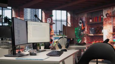 Başlangıçtaki ofis masasında programcılar tarafından yazılan programlama dillerini gösteren bilgisayar görüntüsü. Kod testi ve kalite güvencesi için kullanılan şirket çalışma alanındaki bilgisayarın görüntüsü